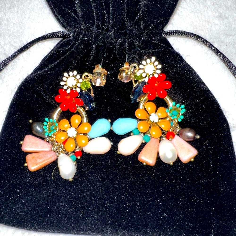 Beautiful floral earrings. Very cute and stylish